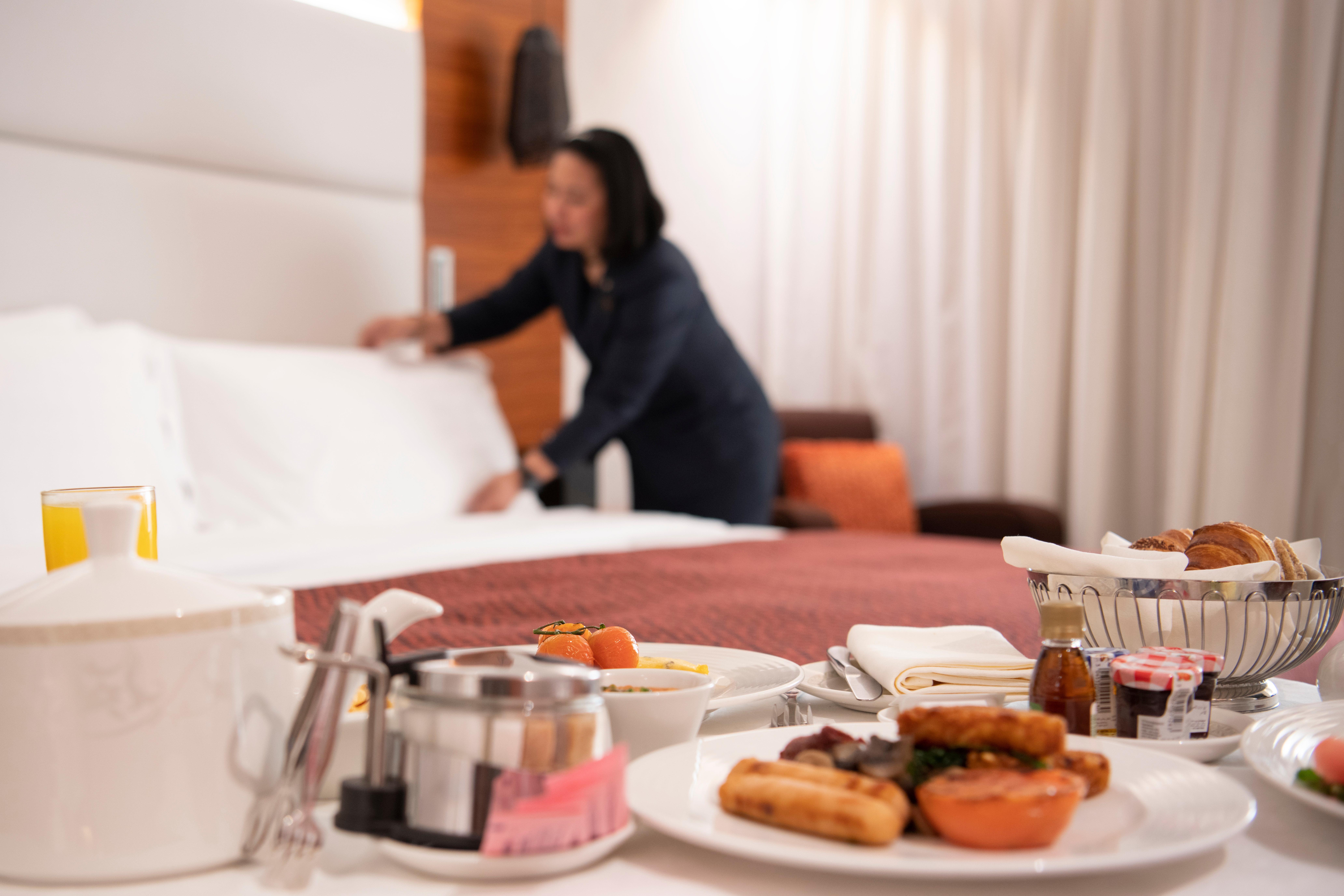 Intercontinental Bahrain, An Ihg Hotel Manama Ngoại thất bức ảnh A room maid making a bed