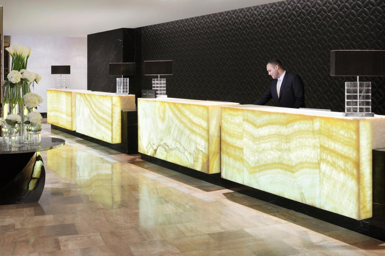 Intercontinental Bahrain, An Ihg Hotel Manama Ngoại thất bức ảnh A hotel reception desk