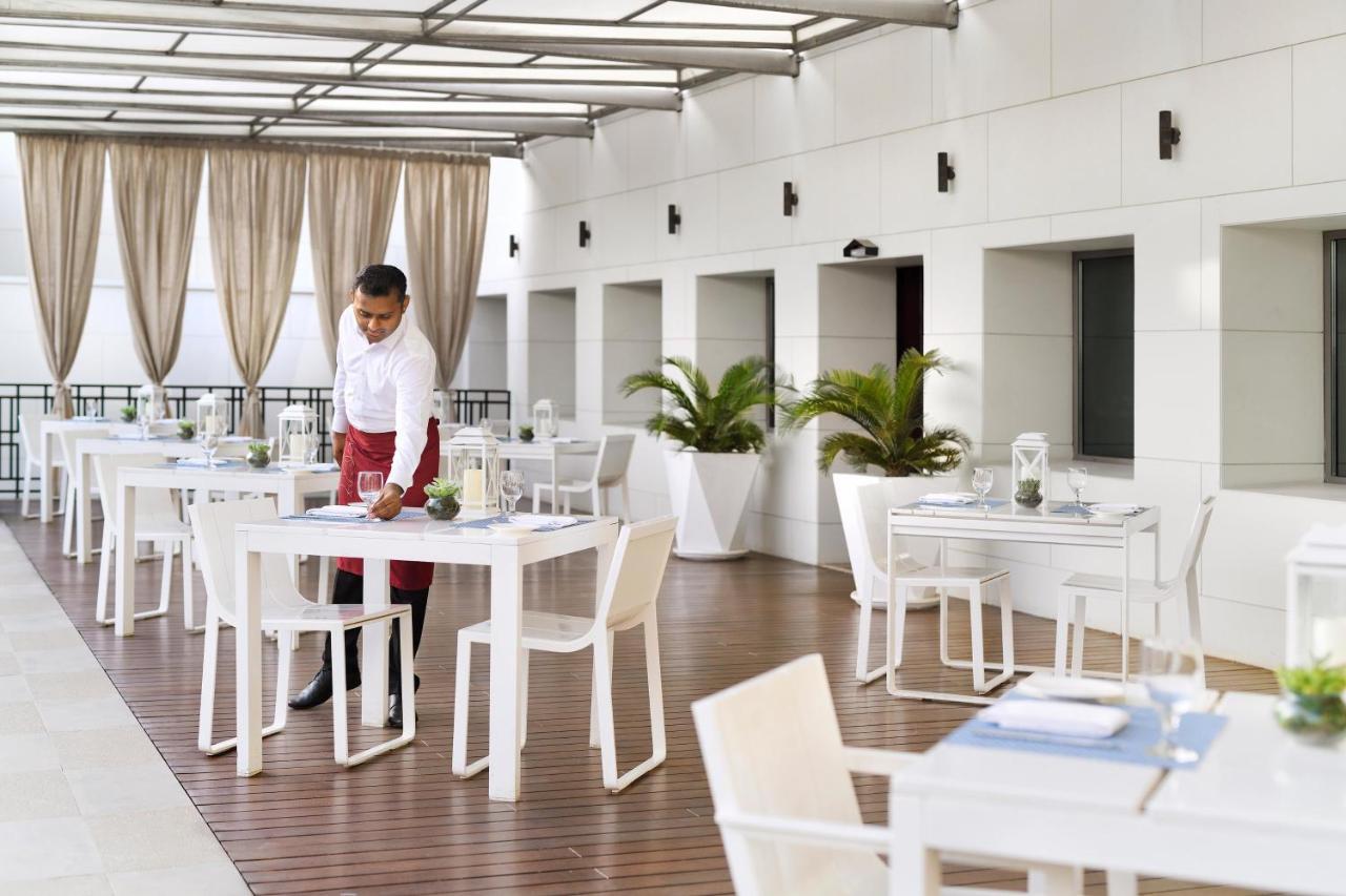 Intercontinental Bahrain, An Ihg Hotel Manama Ngoại thất bức ảnh A restaurant in a hotel