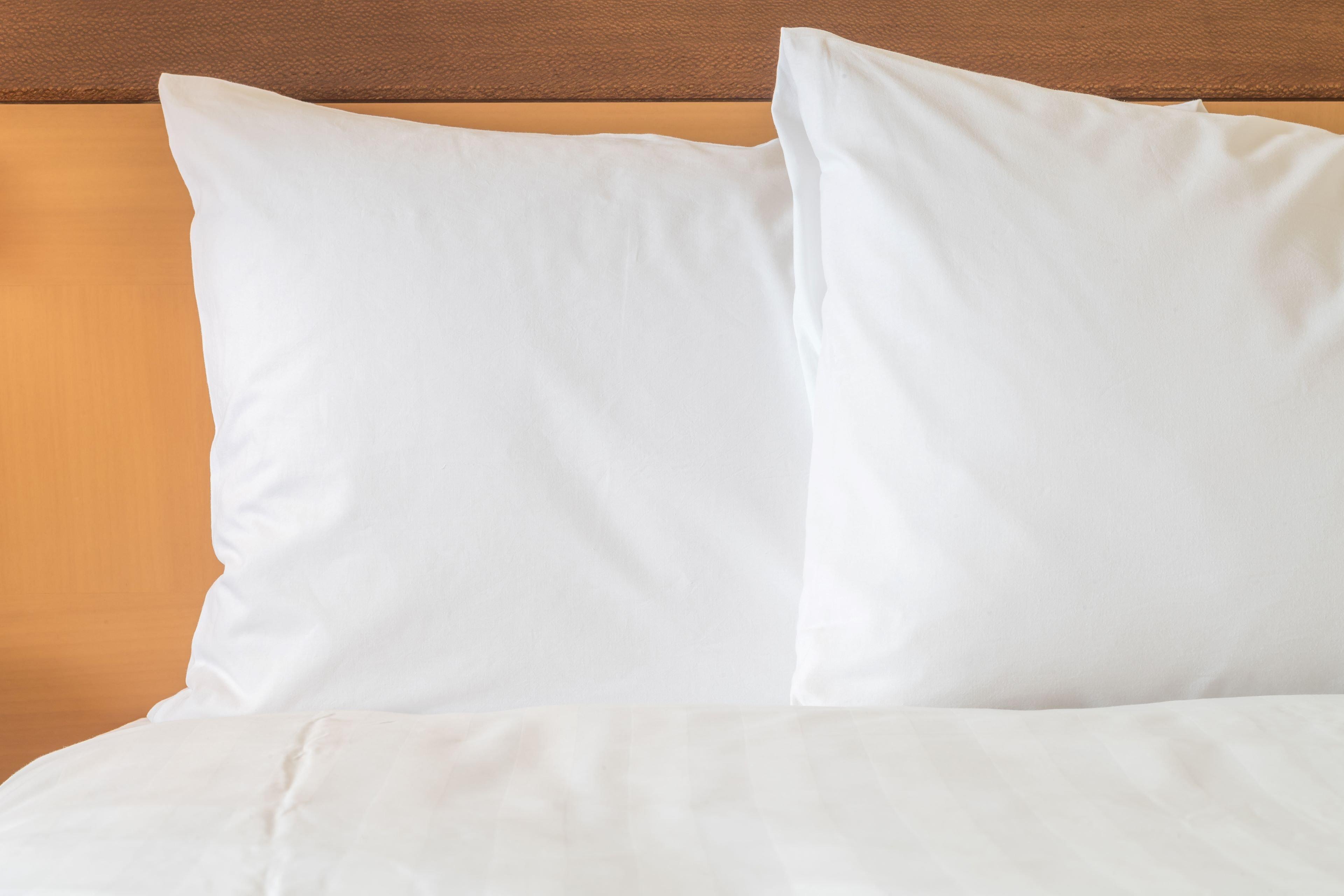 Intercontinental Bahrain, An Ihg Hotel Manama Ngoại thất bức ảnh Two pillows on a bed