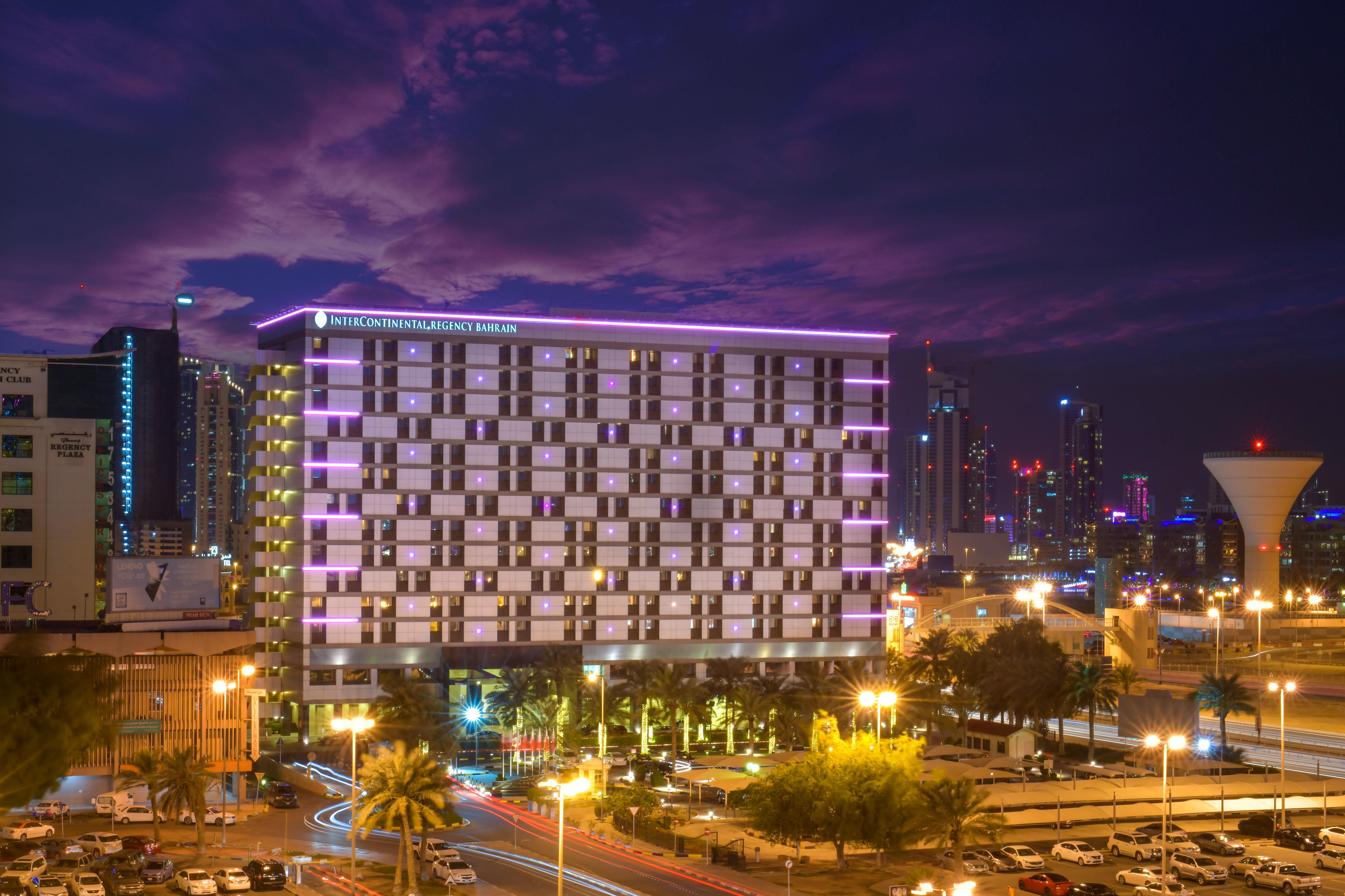 Intercontinental Bahrain, An Ihg Hotel Manama Ngoại thất bức ảnh The hotel at night