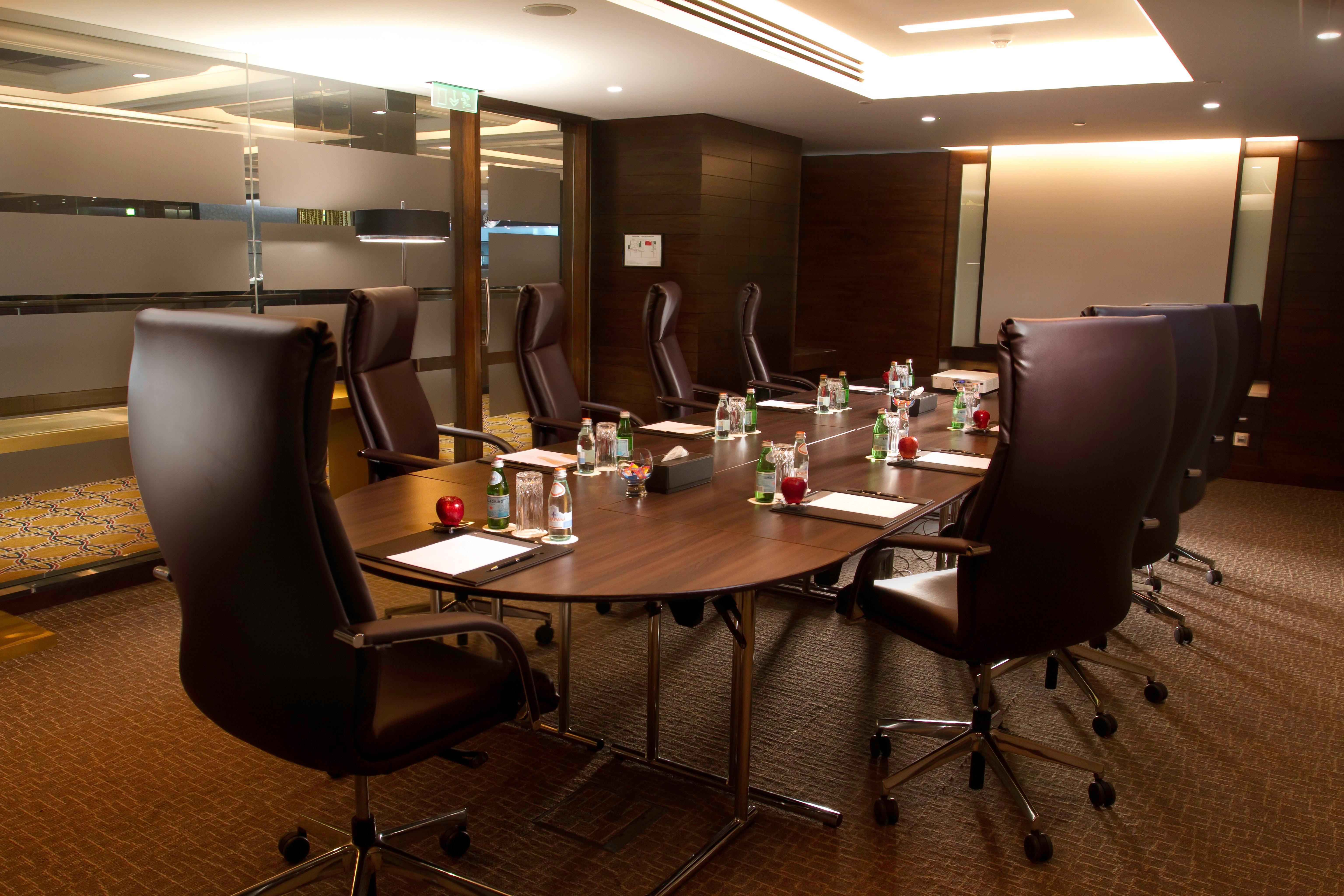 Intercontinental Bahrain, An Ihg Hotel Manama Ngoại thất bức ảnh A boardroom at a hotel