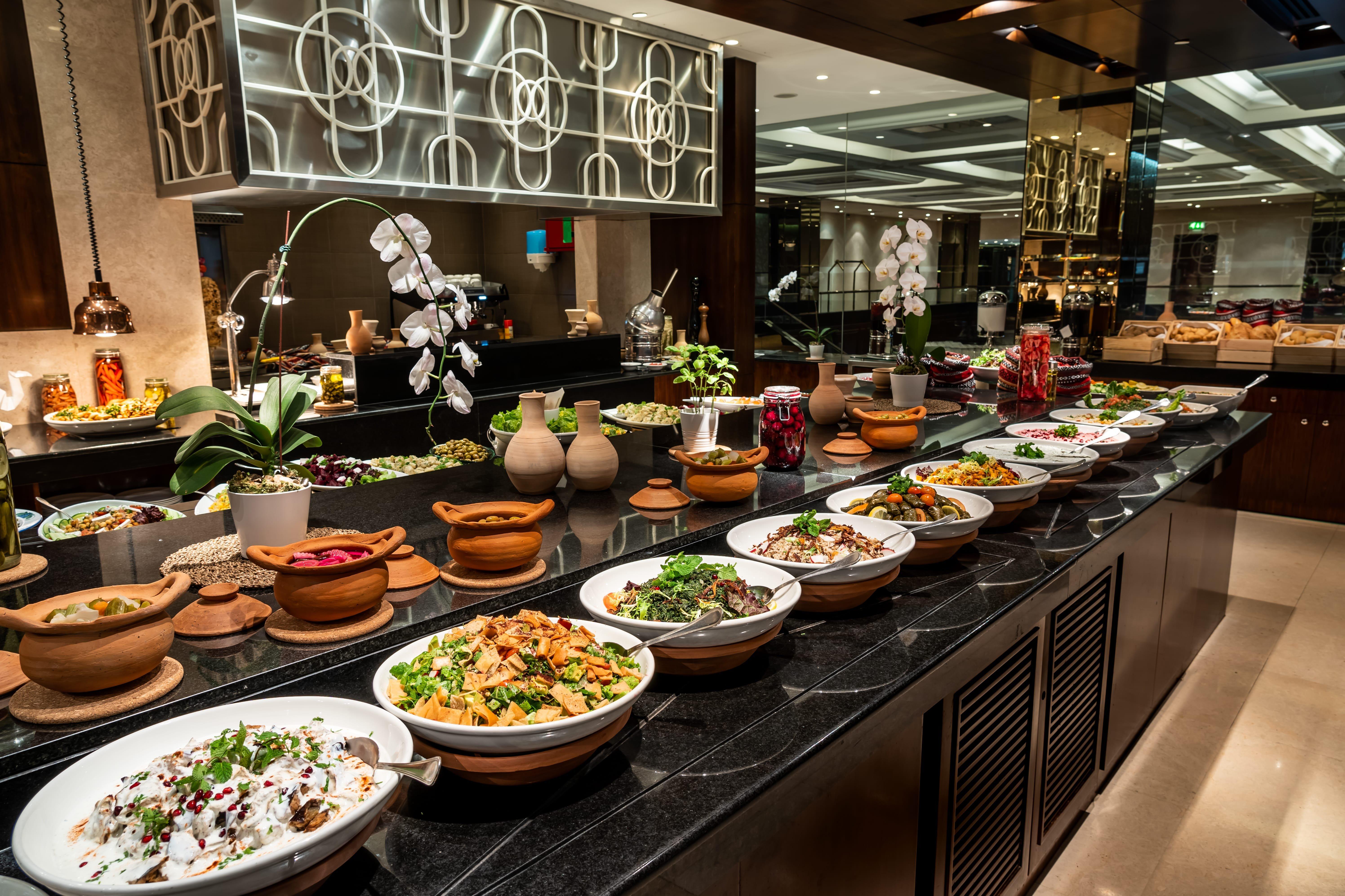 Intercontinental Bahrain, An Ihg Hotel Manama Ngoại thất bức ảnh A buffet at a hotel