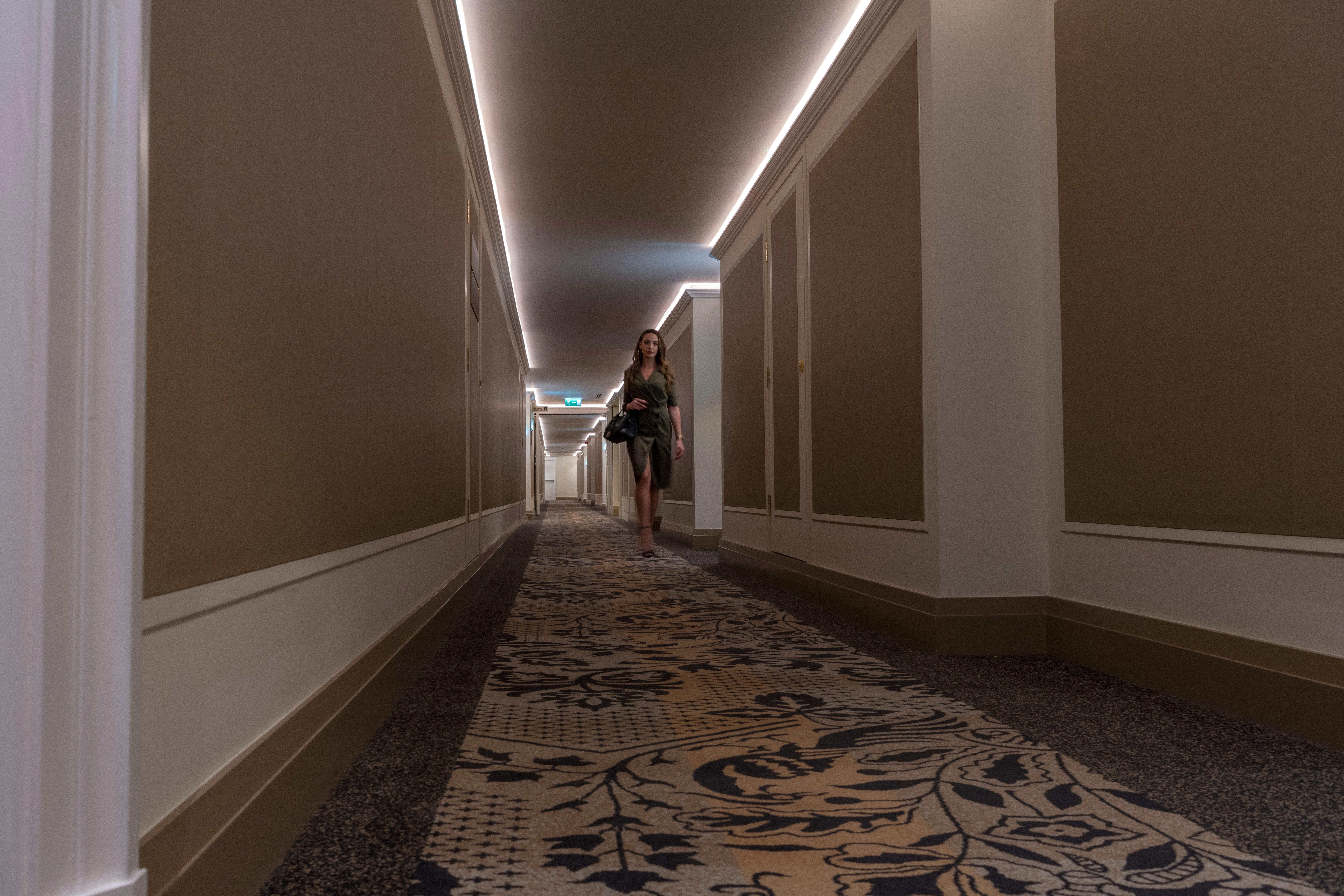 Intercontinental Bahrain, An Ihg Hotel Manama Ngoại thất bức ảnh A corridor at the hotel